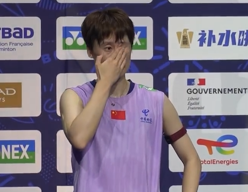 陈雨菲丢冠！采访+颁奖全都眼含泪水，自曝吃了八颗止疼药！